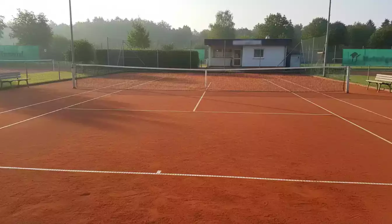 Sandplatz in einem deutschen Tennisverein — gepflegter roter Belag mit weißen Linien